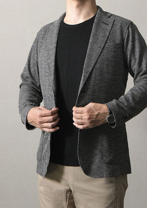 重厚感あるツイード柄ジャケットも、ニットジャケットならば、“ファサッ”と羽織るようにラクちんです。