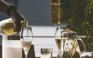 シャンパン、テーブルの上にグラスが2脚