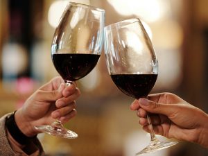 赤ワイン_赤ワインの入ったグラスを男女が交わす
